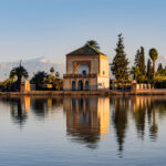 Pavillon des jardins de la Ménara et montagnes de l’Atlas à Marrakech